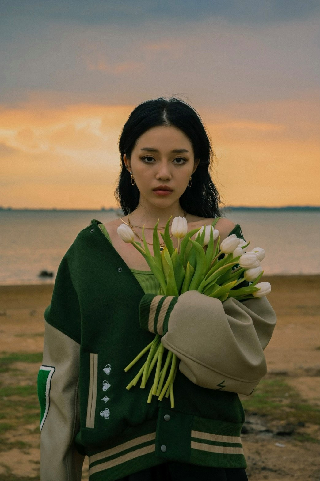 Song đối với Linh Ngọc Đàm thì mức thu nhập này vẫn chưa thể coi là giàu có mà chỉ dừng ở mức đủ lo cho bản thân và cả gia đình.