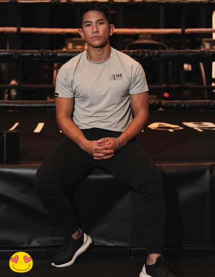 Là một người nổi tiếng trên mạng xã hội với 2,3 triệu lượt follow trên Instagram, hoàng tử Brunei - Abdul Mateen là một trong số ít những người đàn ông sống trong hoàng gia có lượng người yêu thích ngang bằng với một ngôi sao nổi tiếng.