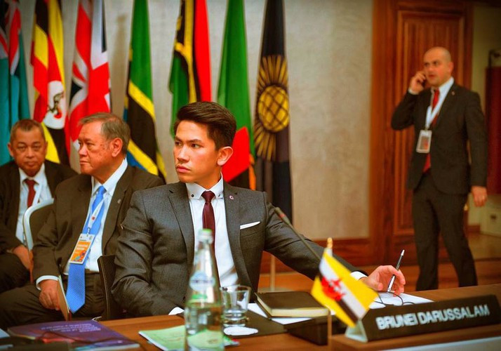 Theo như Bloginfo cho biết, hiện tại riêng bản thân hoàng tử Mateen đã có 50 chiếc Mercedes Benz, 66 chiếc Ferrari, 20 chiếc Bentley, 20 chiếc BMW, 17 chiếc Jaguar, 15 chiếc Porsche, 10 chiếc Rolls Royce và 3 chiếc Lamborghini. Ngoài ra, anh còn sở hữu một chiếc máy bay mạ vàng và đính kim cương, đá quý ở phần nội thất.