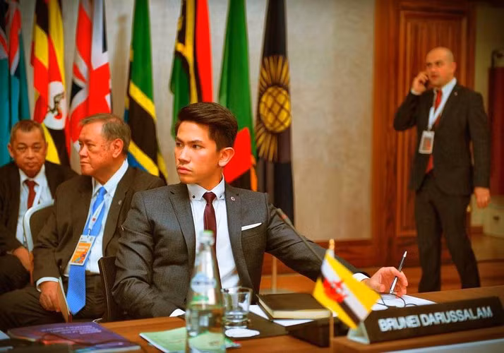 Theo như Bloginfo cho biết, hiện tại riêng bản thân hoàng tử Mateen đã có 50 chiếc Mercedes Benz, 66 chiếc Ferrari, 20 chiếc Bentley, 20 chiếc BMW, 17 chiếc Jaguar, 15 chiếc Porsche, 10 chiếc Rolls Royce và 3 chiếc Lamborghini. Ngoài ra, anh còn sở hữu một chiếc máy bay mạ vàng và đính kim cương, đá quý ở phần nội thất.