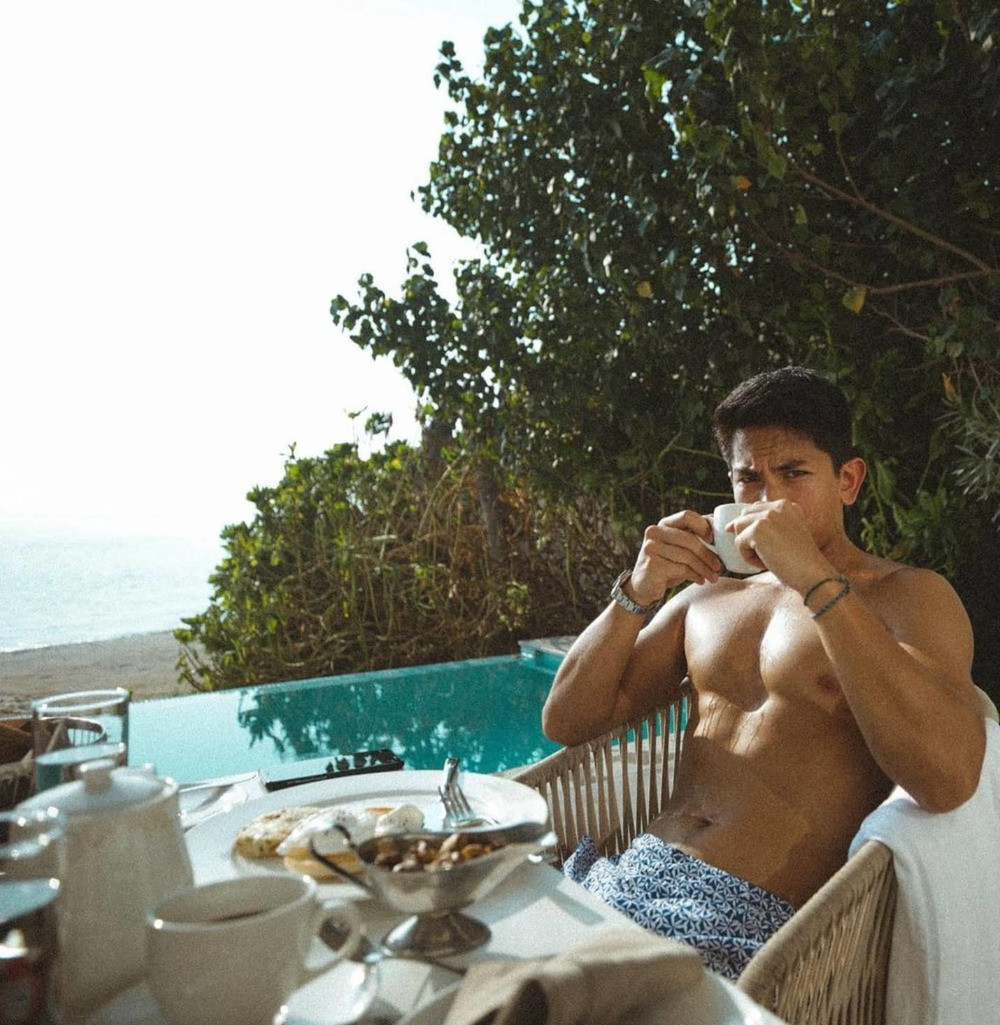 Những bức ảnh được hoàng tử Abdul Mateen chia sẻ trên tài khoản cá nhân không ít lần khiến hội chị em "đứng ngồi không yên". Hàng loạt những hoạt động như: Cưỡi ngựa, tập gym hay tham gia các hoạt động chính trị của anh chàng đều được chú ý nhờ vào vẻ ngoài điển trai "không góc chết" của anh.