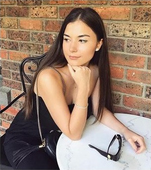 Anisha Isa Kalebic sở hữu ngoại hình xinh đẹp, sang trọng của một quý cô, trông rất xứng đôi với hoàng tử Mateen.