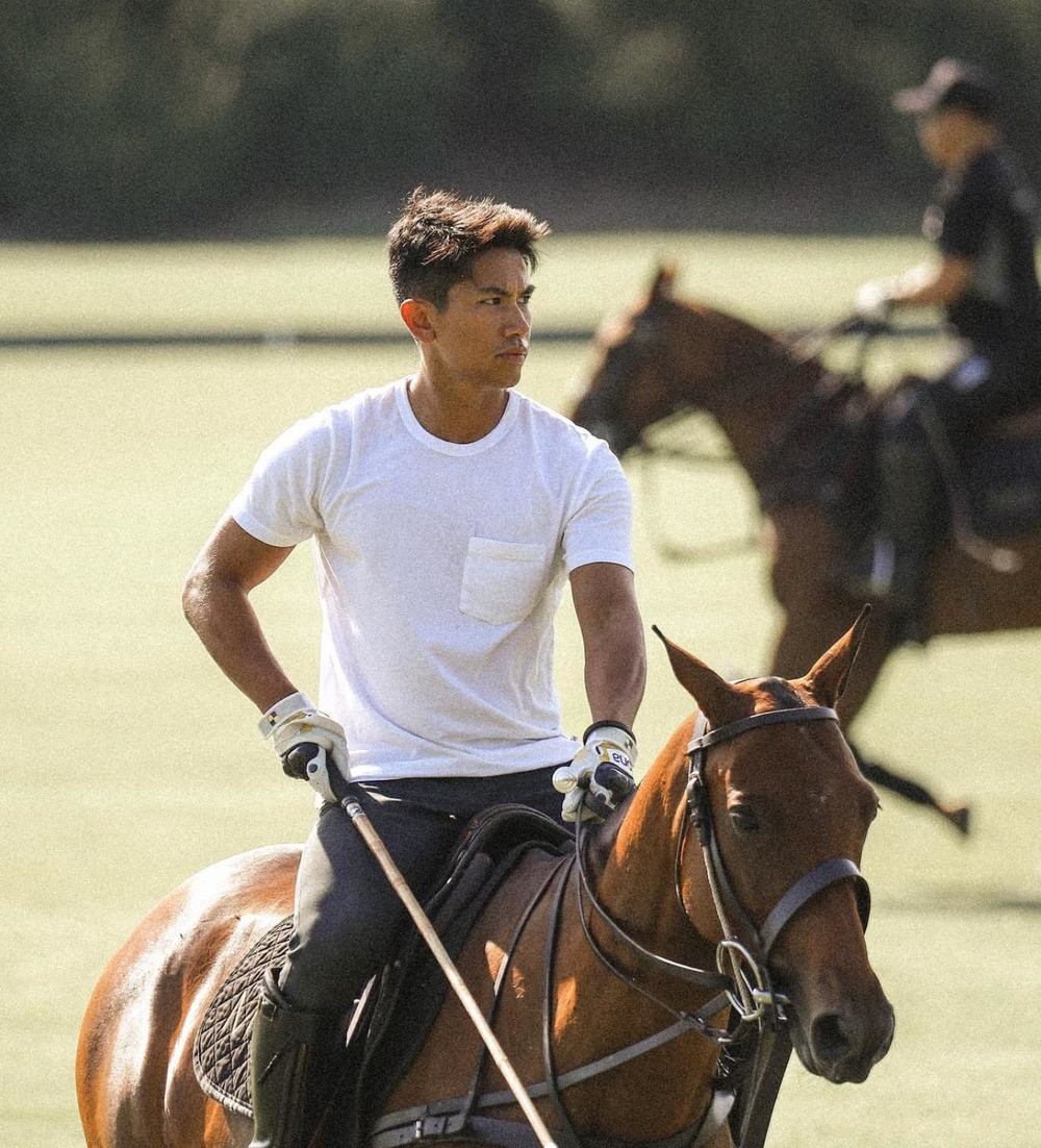 Hoàng tử Mateen là người được dự kiến sẽ kế thừa gia sản lên tới 28 tỷ đô (khoảng 643.090 tỷ VNĐ) từ vị Quốc vương Haji Hassanal Bolkiah. Sinh ra đã "ngậm thìa vàng" vậy nên anh chàng này có cách sống tương đối xa hoa và hưởng thụ giống cha mình.