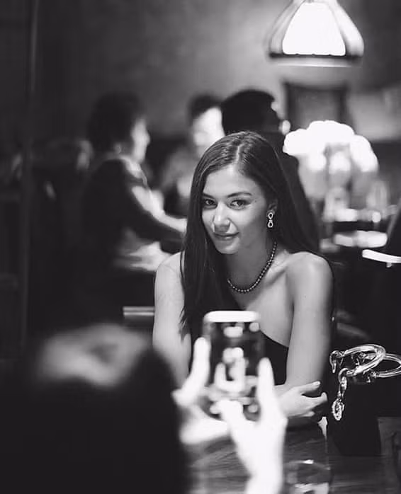 Tin đồn trên được đẩy lên cao khi cô xuất hiện chung một khung hình với hoàng tử Brunei trong sự kiện đám cưới Công chúa Fadzilah Bolkiah - chị gái của Mateen.