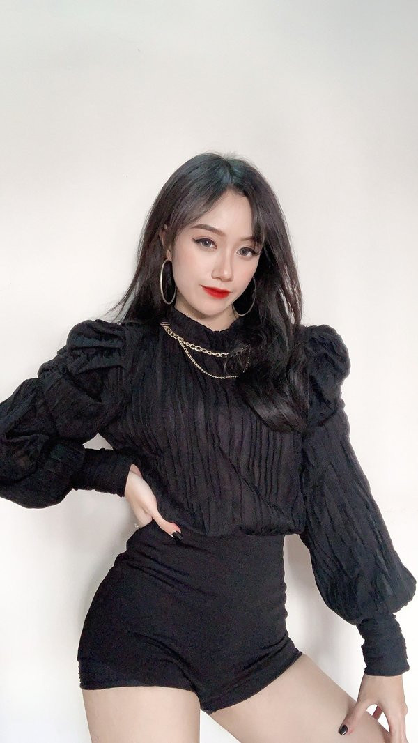 Điều bất ngờ là dù đắm đuối với công việc dancer nhưng Đào Lê Phương Hoa lại có một thành tích học tập rất khủng khi còn là sinh viên Khoa luật - Trường đại học Quốc gia Hà Nội: “Giải Nhì” tranh tụng hình sự, chứng chỉ hoàn thành chương trình “Lãnh đạo toàn cầu” của Missouri State University...