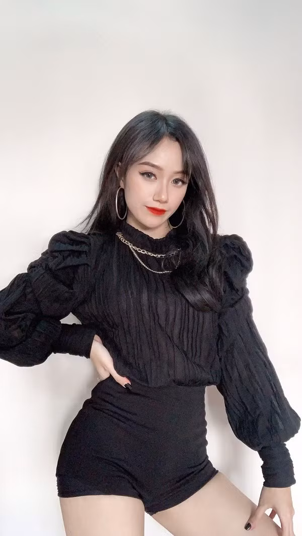 Điều bất ngờ là dù đắm đuối với công việc dancer nhưng Đào Lê Phương Hoa lại có một thành tích học tập rất khủng khi còn là sinh viên Khoa luật - Trường đại học Quốc gia Hà Nội: “Giải Nhì” tranh tụng hình sự, chứng chỉ hoàn thành chương trình “Lãnh đạo toàn cầu” của Missouri State University...