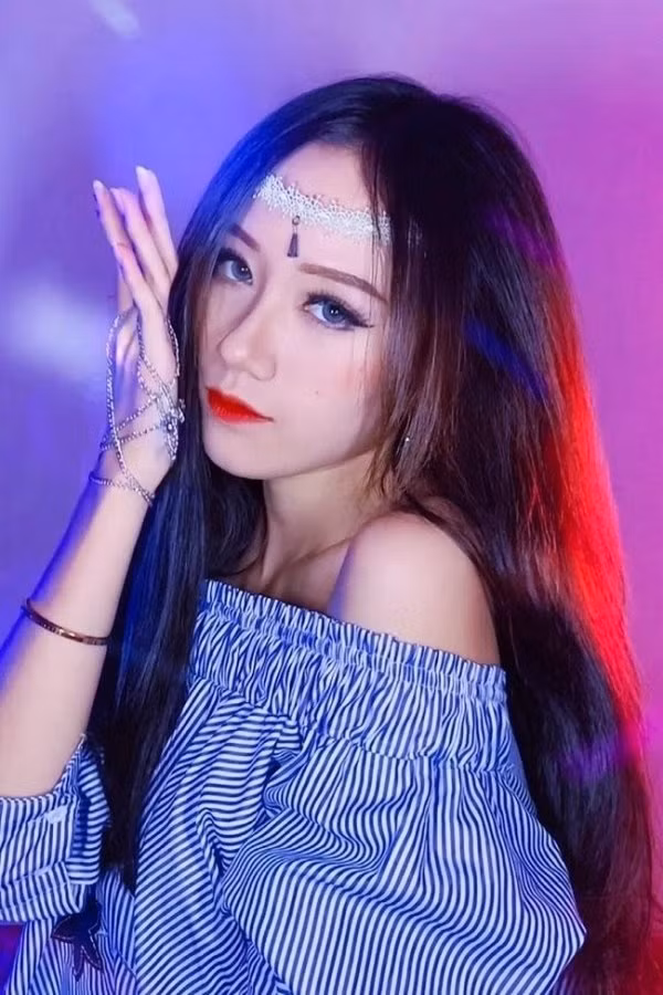 Sở hữu khả năng nhảy tốt, biên đạo giỏi, Phương Hoa luôn thể hiện được sự uyển chuyển, nhẹ nhàng, mềm mại đặc trưng của bộ môn "sexy dacne" trong mỗi clip.