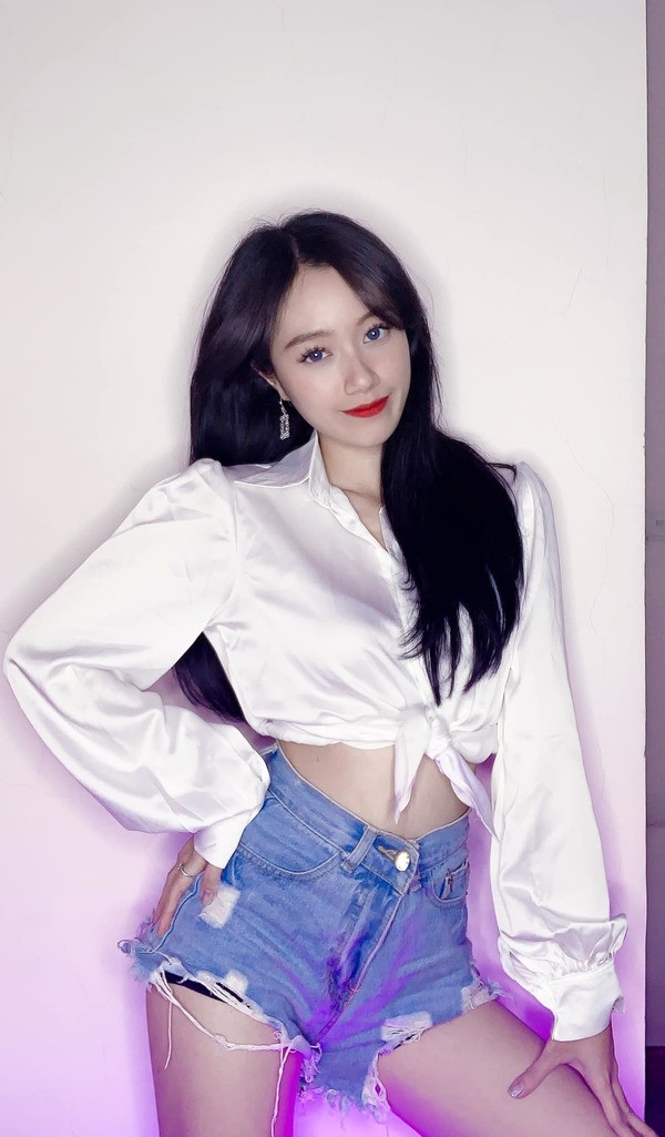 Ngay cả khi diện những bộ đồ "kín cổng cao tường", nữ dancer vẫn toát lên vẻ đẹp gợi cảm, lôi cuốn. Ngoại hình của cô cũng khiến nhiều người hâm mộ nhầm tưởng là người Hàn Quốc, Trung Quốc,...