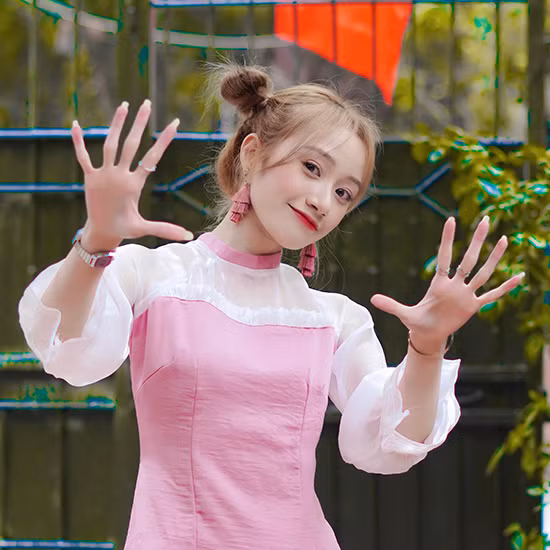 Ngoài việc "bắt trend" cực nhanh, Đào Lê Phương Hoa cũng có khả năng tạo trend trên TikTok. Điệu nhảy "Hôm nay là thứ 7" đình đám trên mạng xã hội này được chính cô biên đạo và thực hiện.