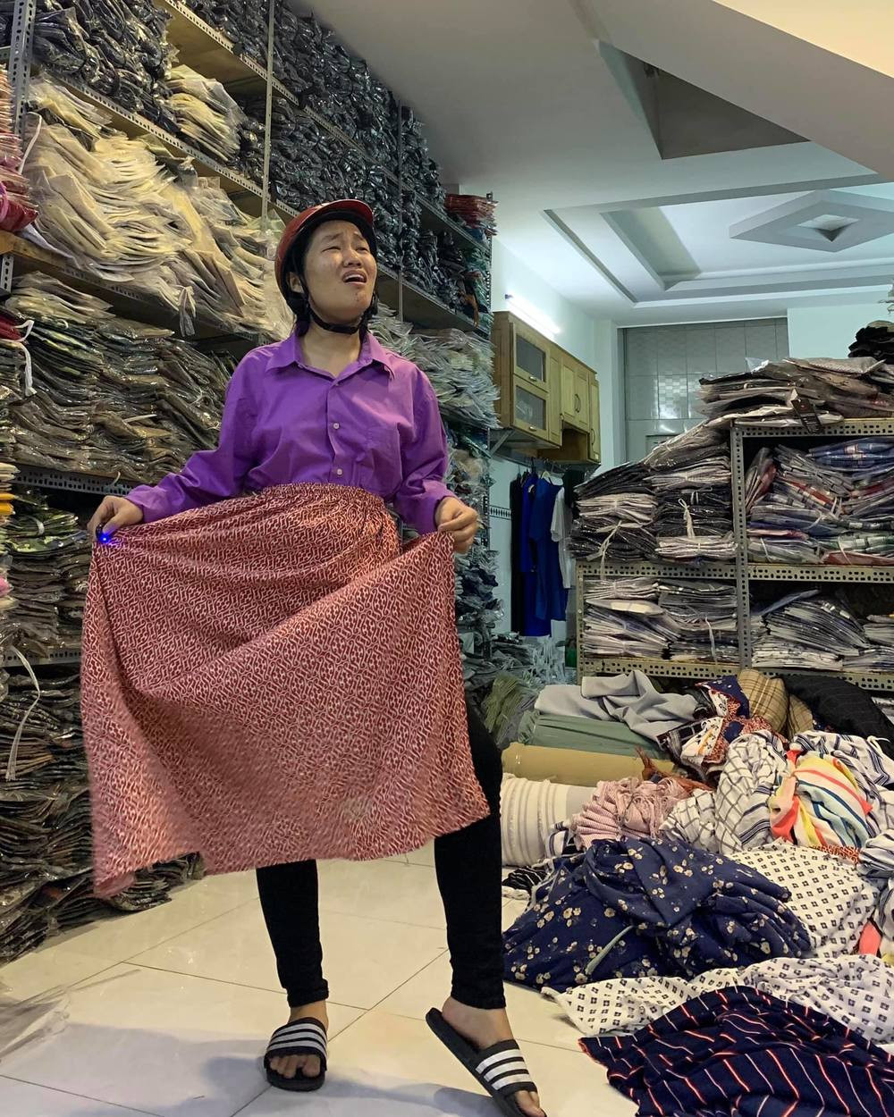 Không ít cư dân mạng bình luận kiểu kém duyên. Thời gian đó, Lê Thụy thậm chí phải ngưng công việc để nhìn nhận lại khuyết điểm bản thân. Sau 2 tháng “tắt đài”, cô trở lại đầy mạnh mẽ, tự tin và mặc kệ “miệng lưỡi thế gian”.