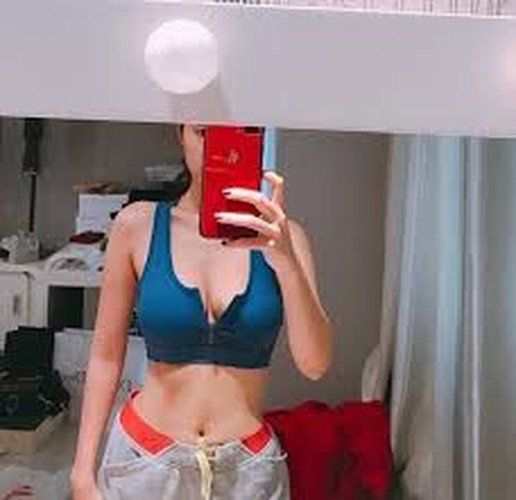 Ở một sự kiện khác, người đẹp họ Đặng khoe sắc vóc với chiếc đầm trắng được xẻ tà cao vút, phần ngực cũng được cắt xẻ lộ rõ rãnh ngực.