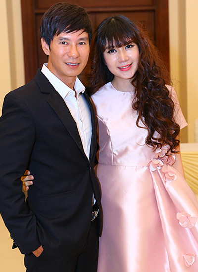 Đến tận bây giờ, cô vẫn xinh xắn, trẻ trung khiến người khác phải “mòn con mắt”. Nhiều người đánh giá, hot girl Minh Hà là bà mẹ xì tin nhất showbiz Việt.