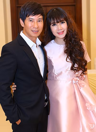 Đến tận bây giờ, cô vẫn xinh xắn, trẻ trung khiến người khác phải “mòn con mắt”. Nhiều người đánh giá, hot girl Minh Hà là bà mẹ xì tin nhất showbiz Việt.