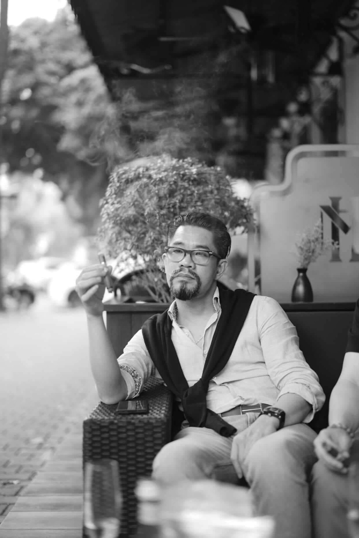 Được biết, bố vợ Đoàn Văn Hậu thuộc thế hệ 7x, chú Doãn Thanh Sơn xuất hiện trong đám hỏi của con gái và chiếm trọn spotlight bởi diện mạo ấn tượng.