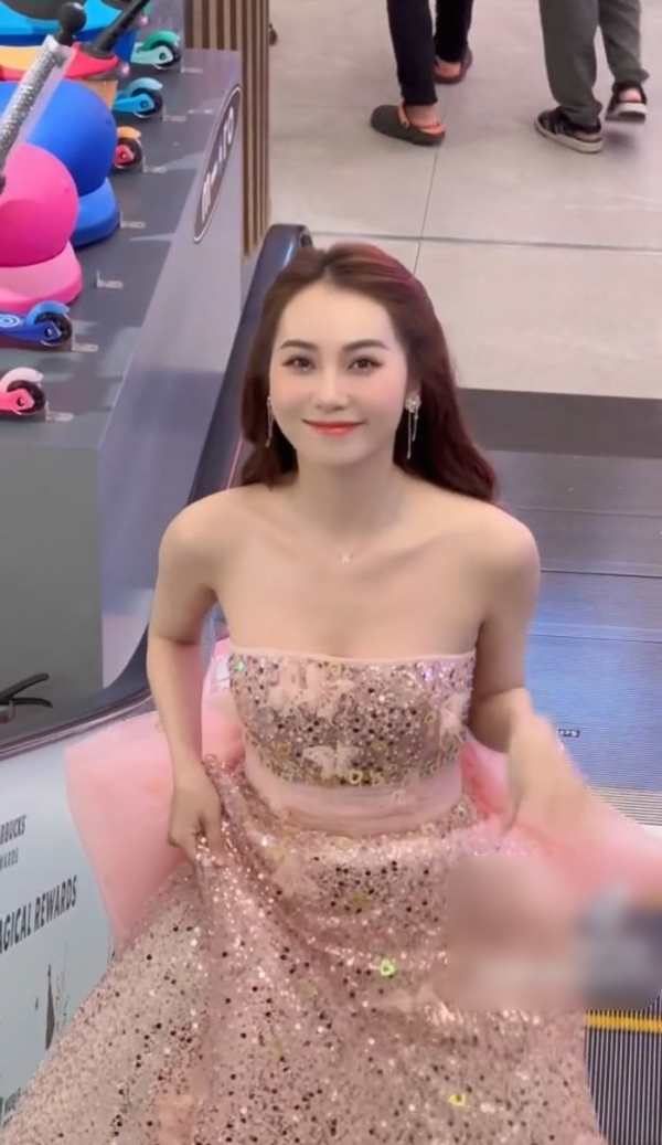 Mới đây, Hoàng Kim Chi đã diện váy công chúa để đi siêu thị, người đẹp 9x lựa một chiếc đầm màu hồng lấp lánh kết hợp cùng chiếc nơ to để tạo sự nổi bật.