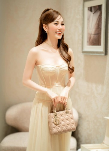 Tuy nhiên, gương mặt Kim Chi có chút góc cạnh chứ không bầu bĩnh như thường thấy. Ngay lập tức mọi người đều cho rằng cô nàng khá khác so với trên MXH.