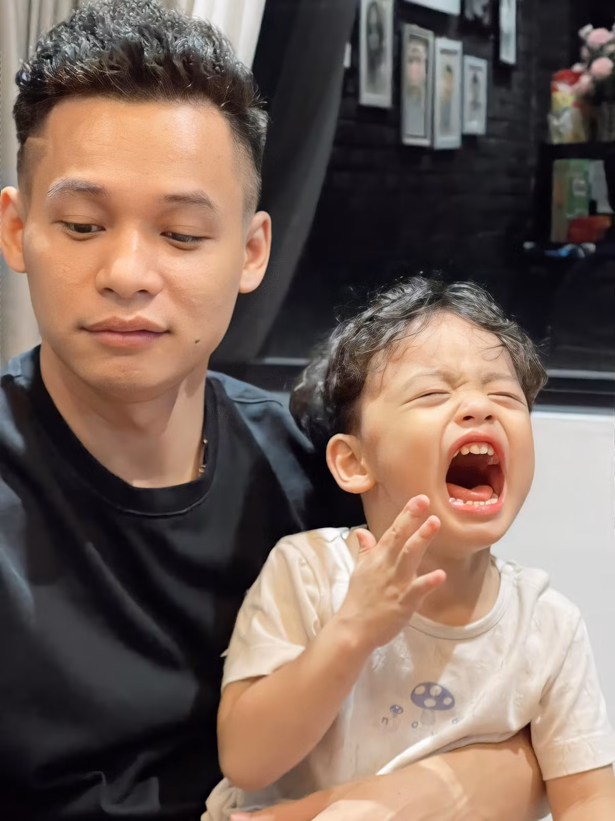 Trước đó, Độ Mixi từng chia sẻ trên sóng stream của mình rằng anh phải xin phép 2 cậu quý tử để được chụp ảnh chung.