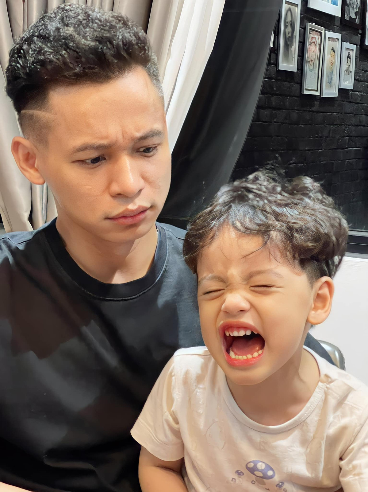 Không lấy đâu xa mới đây mới đây trên trang cá nhân của mình, Độ Mixi khiến fan hâm mộ bật cười khi chia sẻ có đứa con trai là "antifan cứng".