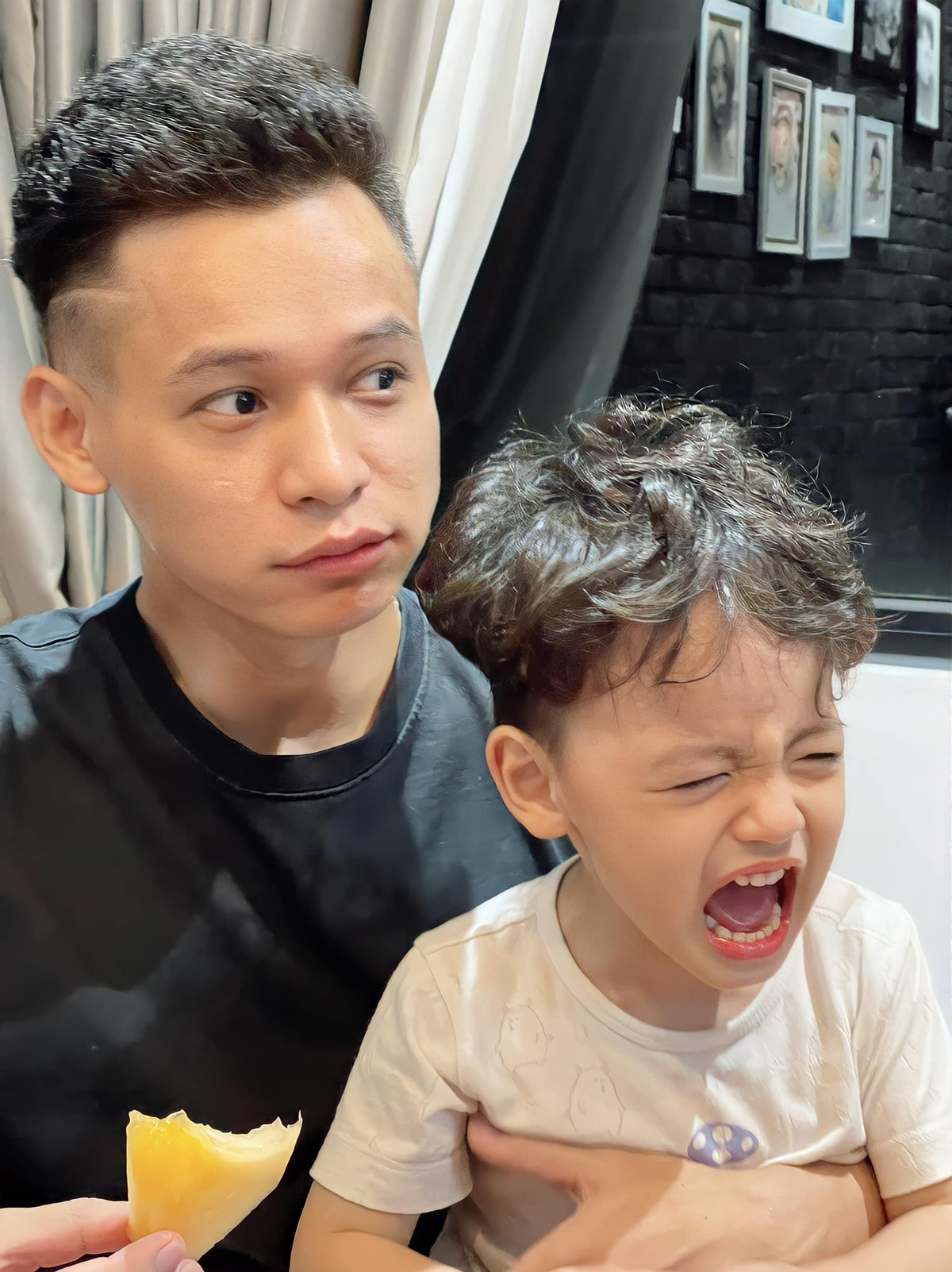 Thậm chí, nam streamer còn cho biết thêm cậu quý tử thứ 2 khá khó tính và ít khi cho anh động vào người.