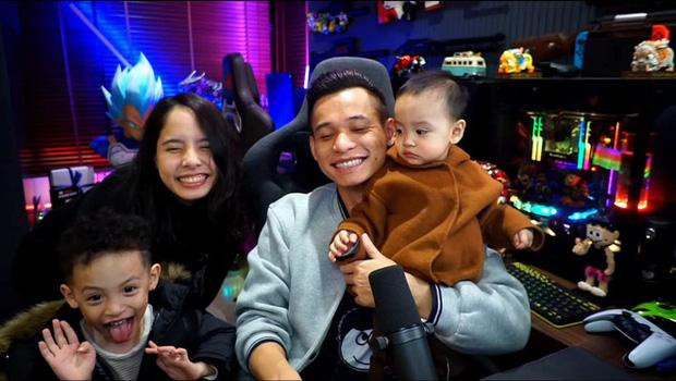 Lần hiếm hoi, gia đình "Tộc trưởng" xuất hiện chung trên sóng stream.