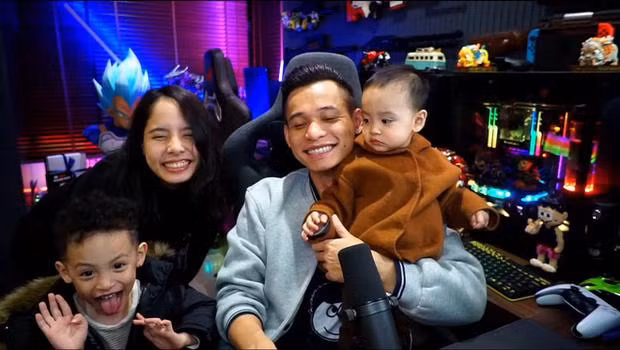 Lần hiếm hoi, gia đình "Tộc trưởng" xuất hiện chung trên sóng stream.