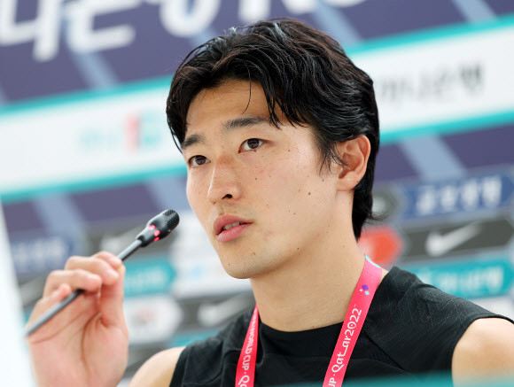 Thậm chí, khoảnh khắc nam cầu thủ ngồi trên băng ghế dự bị với thần thái lạnh lùng, cực ngầu cũng ngay lập tức "gây bão" trên mạng xã hội.