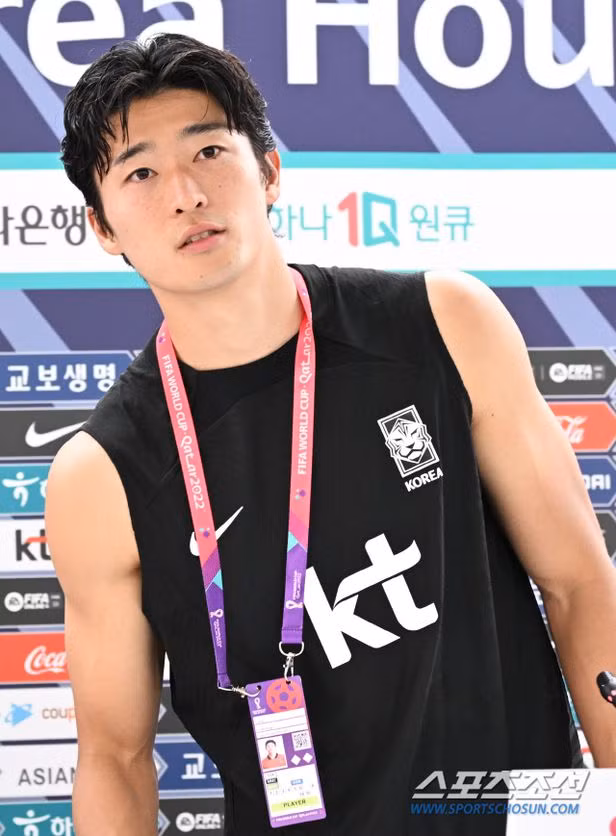 Không những vậy, gương mặt góc cạnh, chiếc mũi cao của cầu thủ đội tuyển quốc gia Hàn Quốc được đánh giá không thua kém gì nam thần điện ảnh.