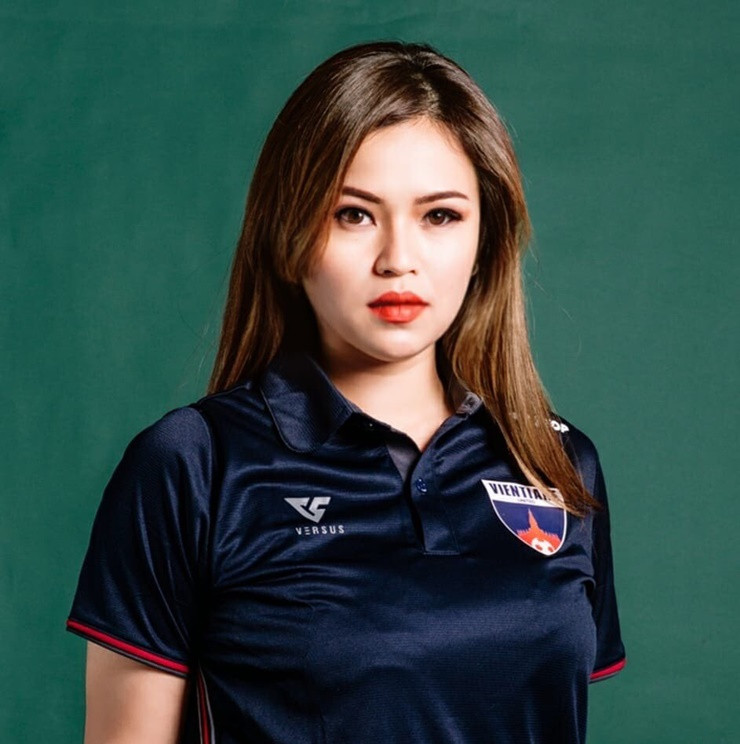 Hiện “Madam Bo” đã từ chức Chủ tịch Vientiane United vì tranh cãi với Liên đoàn năm 2019, song vẫn giữ vai trò quan trọng ở Liên đoàn Thể hình Quốc gia Lào, nơi chồng cô làm việc, và là Phó Chủ tịch LĐBĐ người khuyết tật.