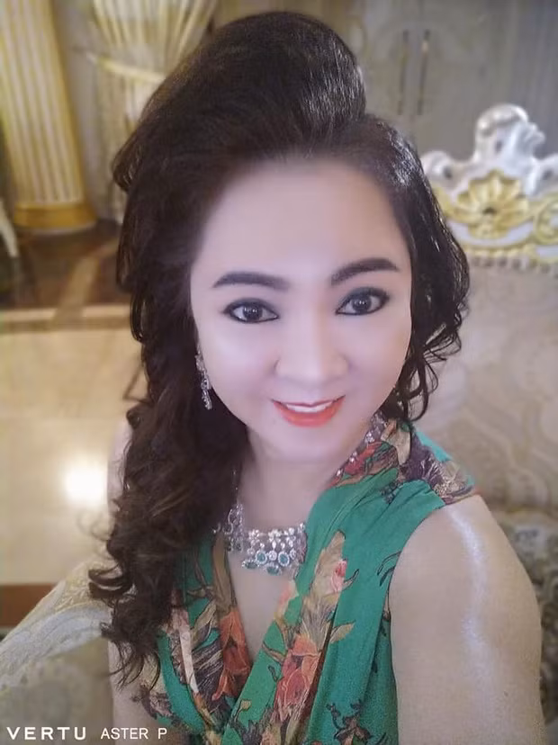 Nếu nghi ngờ đây là tác phẩm của camera nịnh chủ hay app chỉnh sửa ảnh thì xin mời quý zị ngó qua các video đã được nữ đại gia đăng tải trên MXH.