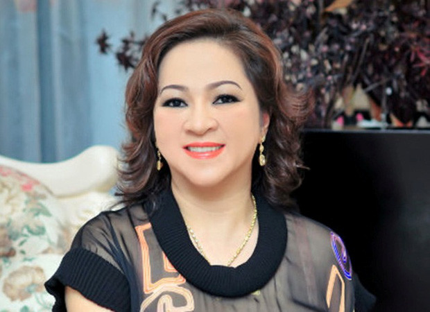 Chưa hết, phong cách ăn mặc có phần sặc rỡ và điệu đà hơn cũng góp phần tôn lên nhan sắc tuổi 49 của vợ đại gia Dũng "Lò Vôi".