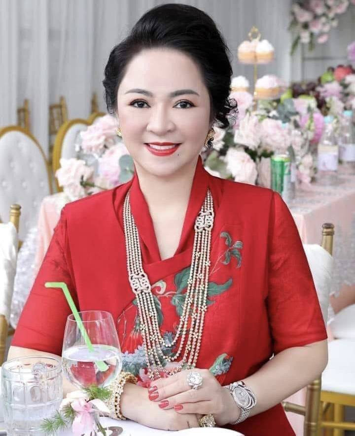 Hiện nhưng lùm xùm trên của bà Phương Hằng và dàn sao showbiz về chuyện tiền từ thiện vẫn chưa dừng lại và gây chú ý trên mạng xã hội.