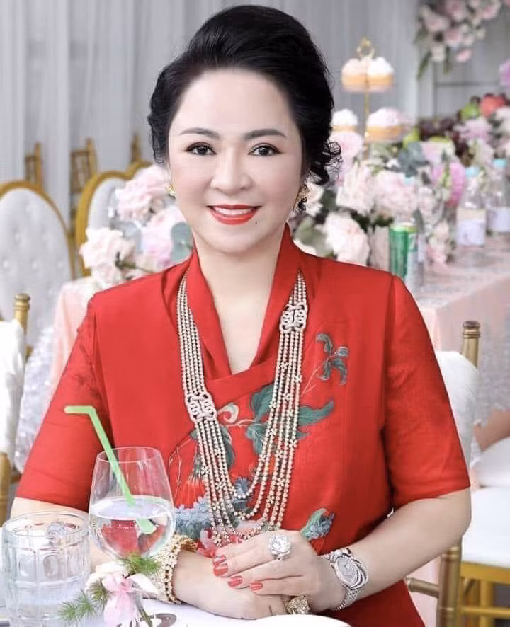 Hiện nhưng lùm xùm trên của bà Phương Hằng và dàn sao showbiz về chuyện tiền từ thiện vẫn chưa dừng lại và gây chú ý trên mạng xã hội.