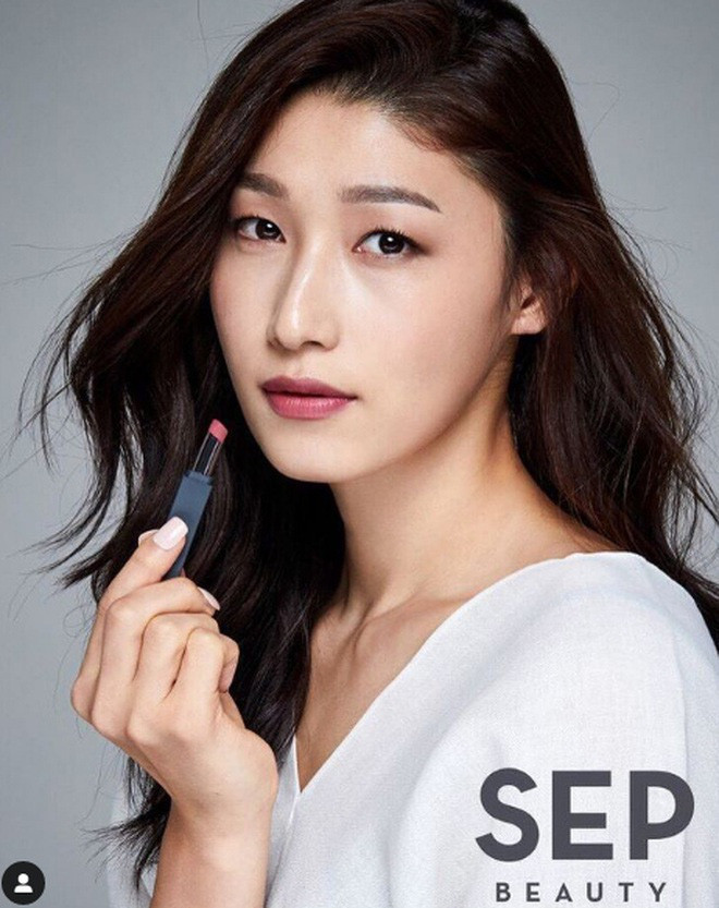 Nhưng đúng là nghề chọn người, may mắn làm sao, ít năm sau đó, chiều cao của Yeon Koung tăng vượt bậc, chỉ trong một thời gian ngắn mà cô đã cao thêm tận 20cm.