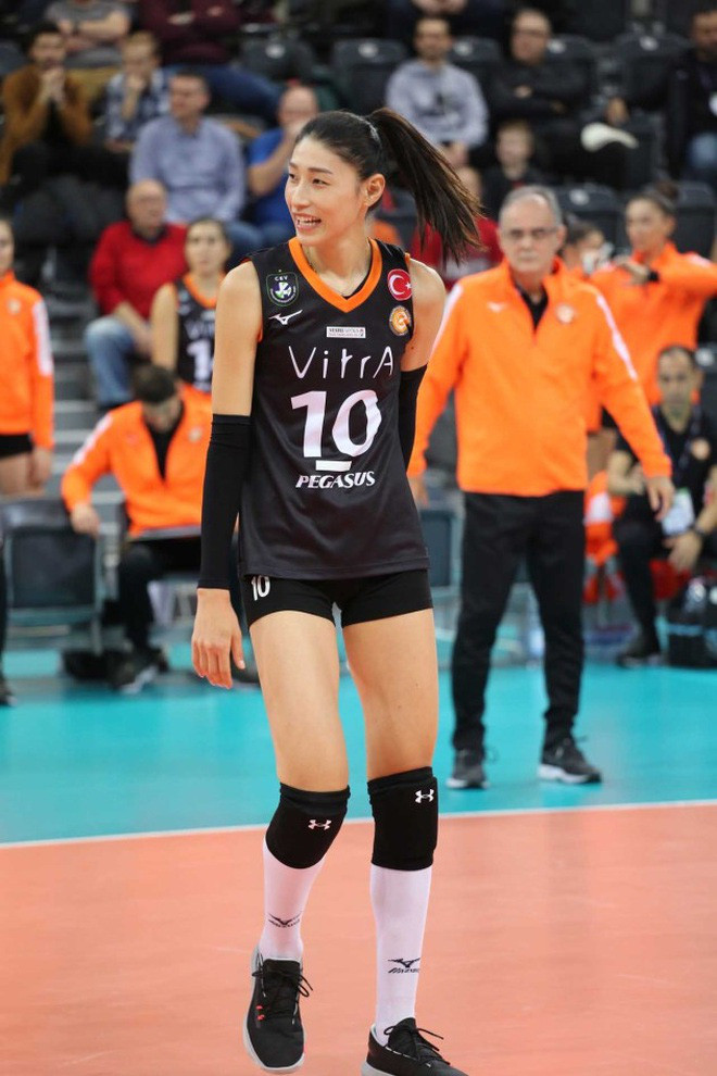 Sinh ra tại Ansan, Hàn Quốc, từ nhỏ, vận động viên họ Kim đã bộc lộ niềm đam mê với thể thao. Có chị cả là vận động viên bóng chuyền, Kim Yeon Koung đã bắt đầu chơi bộ môn này từ năm lớp 4.