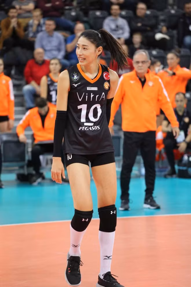 Sinh ra tại Ansan, Hàn Quốc, từ nhỏ, vận động viên họ Kim đã bộc lộ niềm đam mê với thể thao. Có chị cả là vận động viên bóng chuyền, Kim Yeon Koung đã bắt đầu chơi bộ môn này từ năm lớp 4.