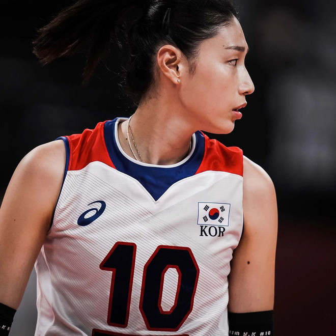 Người đẹp bóng chuyền được nhắc tới không ai khác đó là Kim Yeon Koung. Cô nàng hiện là đội trưởng của đội tuyển bóng chuyền nữ quốc gia Hàn Quốc.