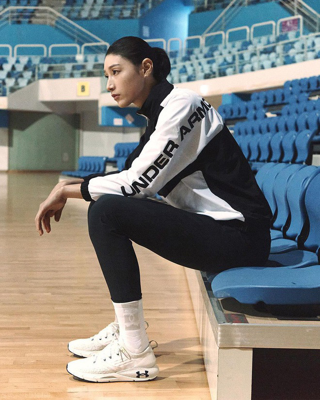 Năm nay, Kim Yeon Koung đã bước qua tuổi 33, sở hữu chiều cao khủng là 1m92, nhan sắc cực cá tính, có thể nói trong sự nghiệp thể thao lẫn cuộc sống, VĐV bóng chuyền này đều "nổi bần bật" theo cả nghĩa đen và nghĩa bóng.