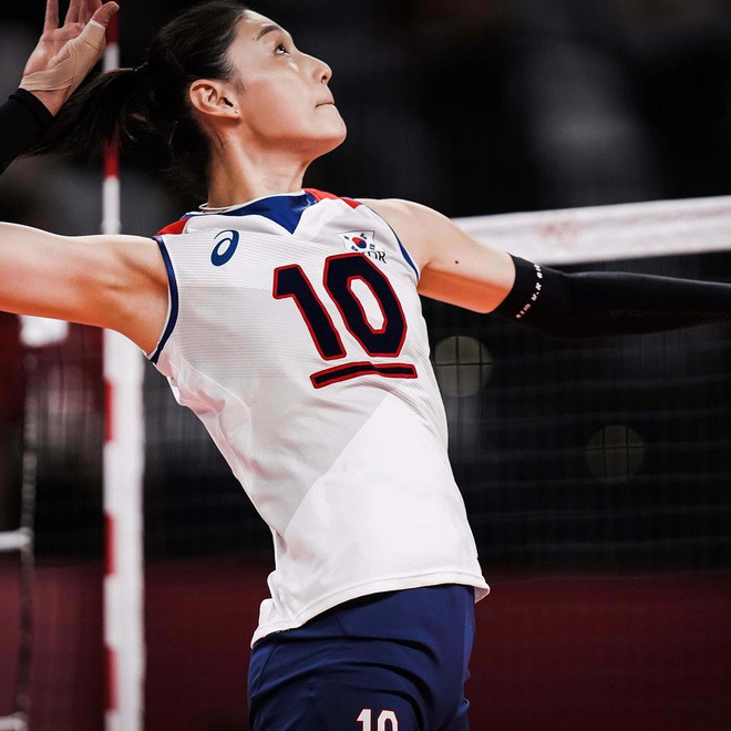 Cư dân mạng Hàn Quốc gần đây liên tục chia sẻ trên các nền tảng mạng xã hội hình ảnh người đẹp bóng chuyền "át vía" tất cả mọi người khi đứng cạnh họ bởi sở hữu chiều cao cực khủng.