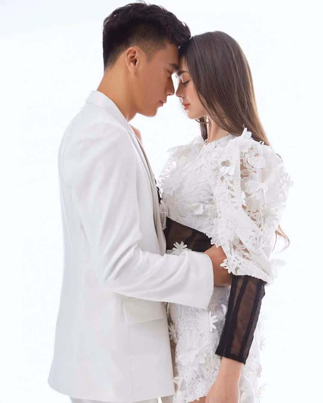 Tình cảm là thế nhưng dân mạng cũng nhận ra là cặp đôi rất hiếm khi chia sẻ về những câu chuyện yêu đương riêng tư. Song cách đây chưa lâu, một đoạn clip ghi lại hình ảnh thủ môn Bùi Tiến Dũng và bạn gái Tây cùng chơi thử thách cặp đôi đã được lan truyền trên mạng xã hội và thu hút sự chú ý của mọi người.