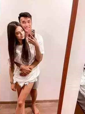 Hiện tại, Bùi Tiến Dũng và bạn gái hot girl đang tiến hành chuẩn bị những bước đầu tiên cho lễ cưới, cô dâu đã đặt 2 bộ váy cưới cho ngày trọng đại của mình.