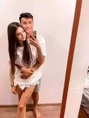 Hiện tại, Bùi Tiến Dũng và bạn gái hot girl đang tiến hành chuẩn bị những bước đầu tiên cho lễ cưới, cô dâu đã đặt 2 bộ váy cưới cho ngày trọng đại của mình.