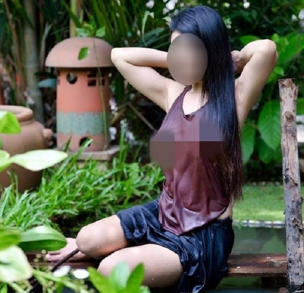 Cách đây chưa lâu, một cô gái Việt đã khoe bộ ảnh gắn mác nghệ thuật nhưng xuyên suốt lại là hình ảnh diện áo yếm nhưng thả rông vòng 1.