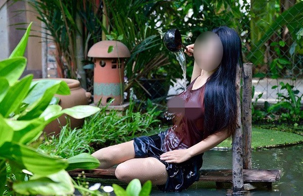Bên cầu ao, cô gái diện áo yếm nhưng thả rông vòng 1 và nhận về vô vàn những chỉ trích về tính dung tục.