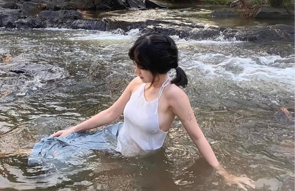 Hình ảnh một cô gái diện áo yếm tắm suối nhận được nhiều lượt yêu thích trên MXH.