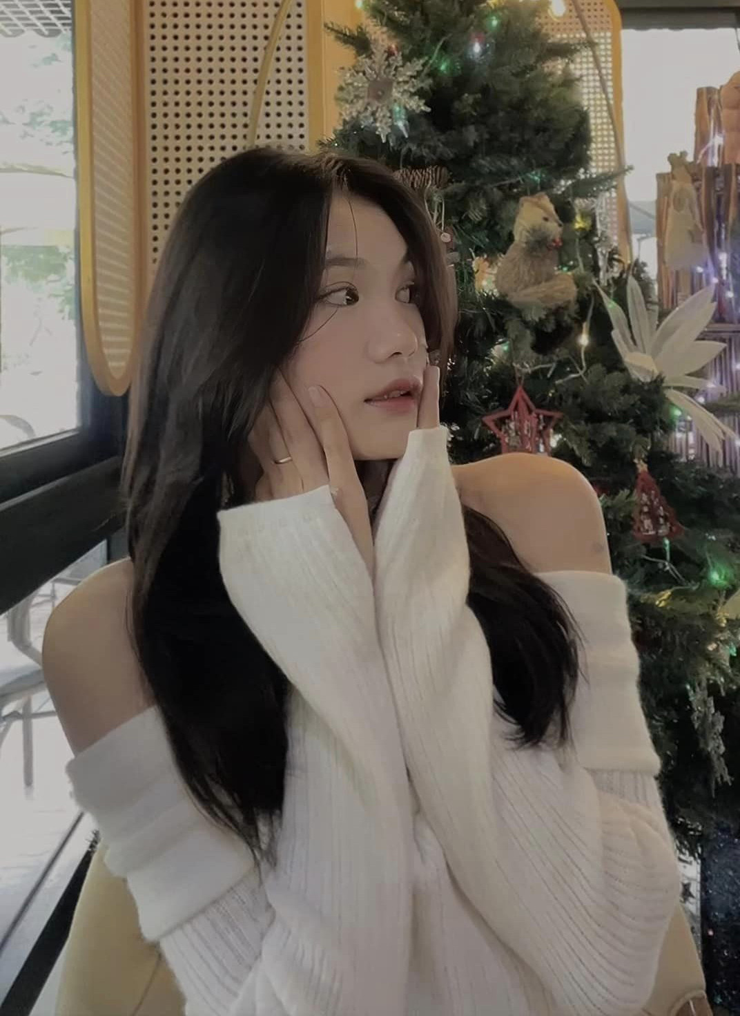 SEA Games 32 khép lại, tuyển bóng chuyền nữ Việt Nam gây bất ngờ lớn với sự bổ sung cặp đôi chuyền hai Yến Nhi và Hoa Thắm, cùng sinh năm 2003 và cùng lần đầu tiên được triệu tập lên tuyển.