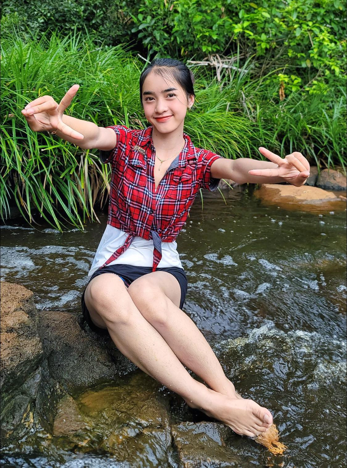 Trước đó, khi có người đặt câu hỏi cho Yona Cươn về vấn đề quảng cáo sản phẩm, cô trả lời: "Nếu sản phẩm không an toàn thì làm gì Yona còn ở đây. Mình không áy náy với bản thân, mình cũng không làm gì sai".