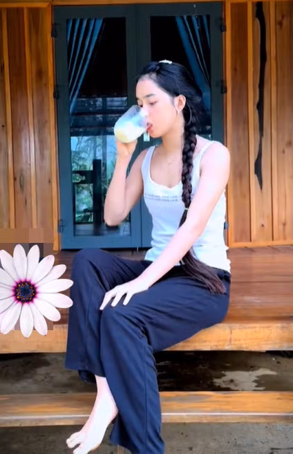 Đáng chú ý phải kể đến 2 đoạn clip Yona Cươn mặc trang phục màu trắng hệt như các chuyên gia trong lĩnh vực Y tế, dinh dưỡng…; rồi quay clip nhún nhảy bắt trend tại nơi được cho là nhà máy sản xuất sản phẩm mà cô đang quảng cáo.