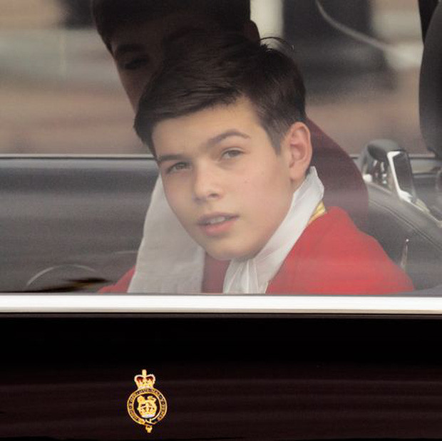 Arthur Chatto, 21 tuổi là cháu ngoại của Công chúa Margaret - em gái duy nhất của Nữ hoàng Anh - Elizabeth. Anh chàng này hiện đứng thứ 26 trong danh sách thừa kế ngai vàng của Vương quốc Anh.