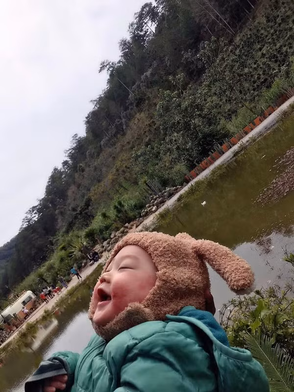 Chị Thúy cho biết chụp bộ ảnh này mất quá nhiều thời gian vì cứ đưa bạn Bíp lên cả bạn tự động cười.