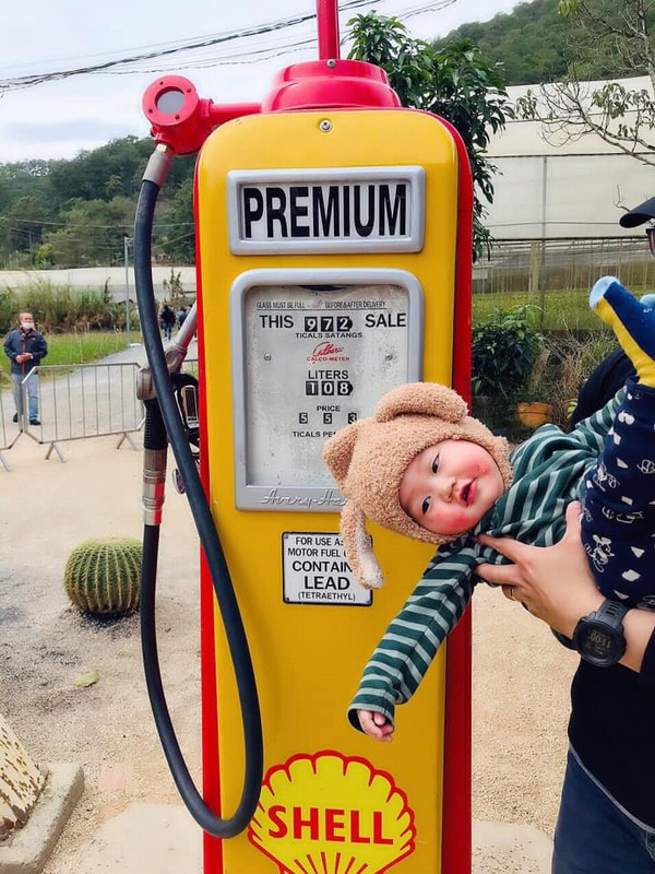 Chị Thúy Hằng (27 tuổi) - mẹ của Bíp chia sẻ về bộ ảnh: "Không biết các bạn yêu Đà Lạt vì điều gì. Còn mình yêu Đà Lạt vì đó là nơi hai vợ chồng mình cực thích, ước mơ để có 1 căn nhà nhỏ ở đây luôn ấy. 2018 tụi mình chụp hình cưới ở đây. 2021 tụi mình đã có 1 em, bé đáng yêu mê cái thời tiết Đà Lạt nữa".